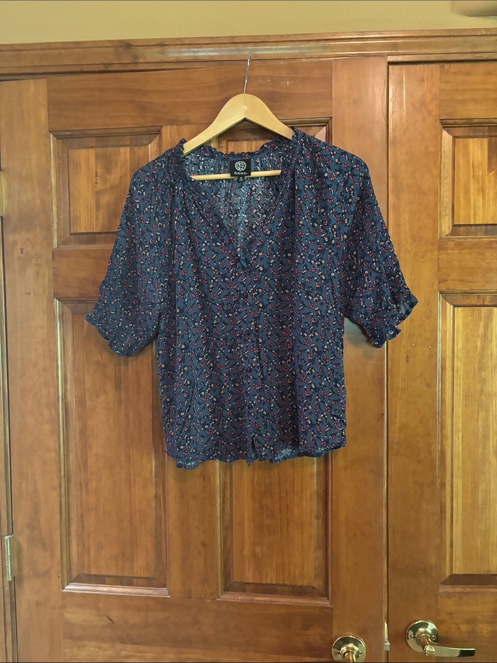 bobeau Navy Floral V-Neck Tie-Front Puff Sleeve Top